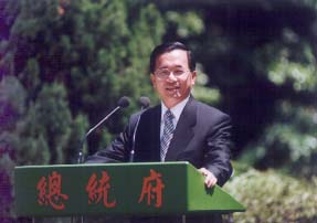 Chen Shui-bian in his "rose garden" press conference